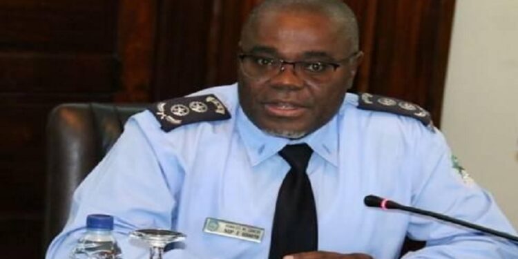 Paulo de Almeida exonerado e substituido por Arnaldo Carlos no cargo de Comandante Geral da Polícia Nacional